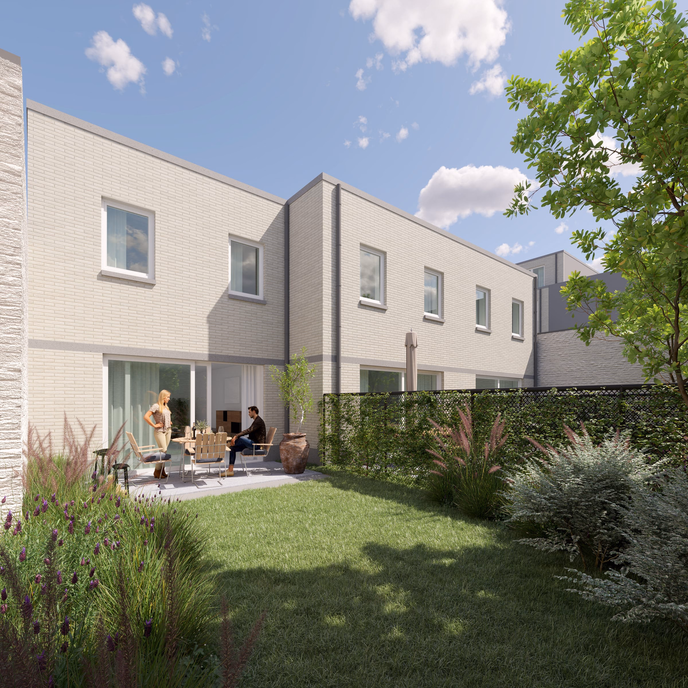 Bewoners op het terras van een stadswoning, met privétuin